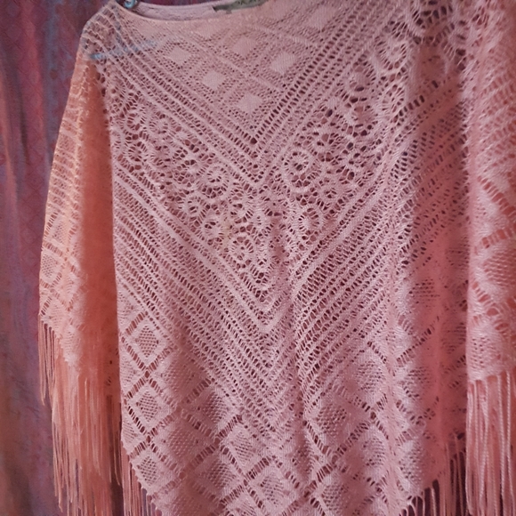 2/$25 Vintage Pink Crochet Lace Knit Fringe Poncho Top - Picture 10 of 11